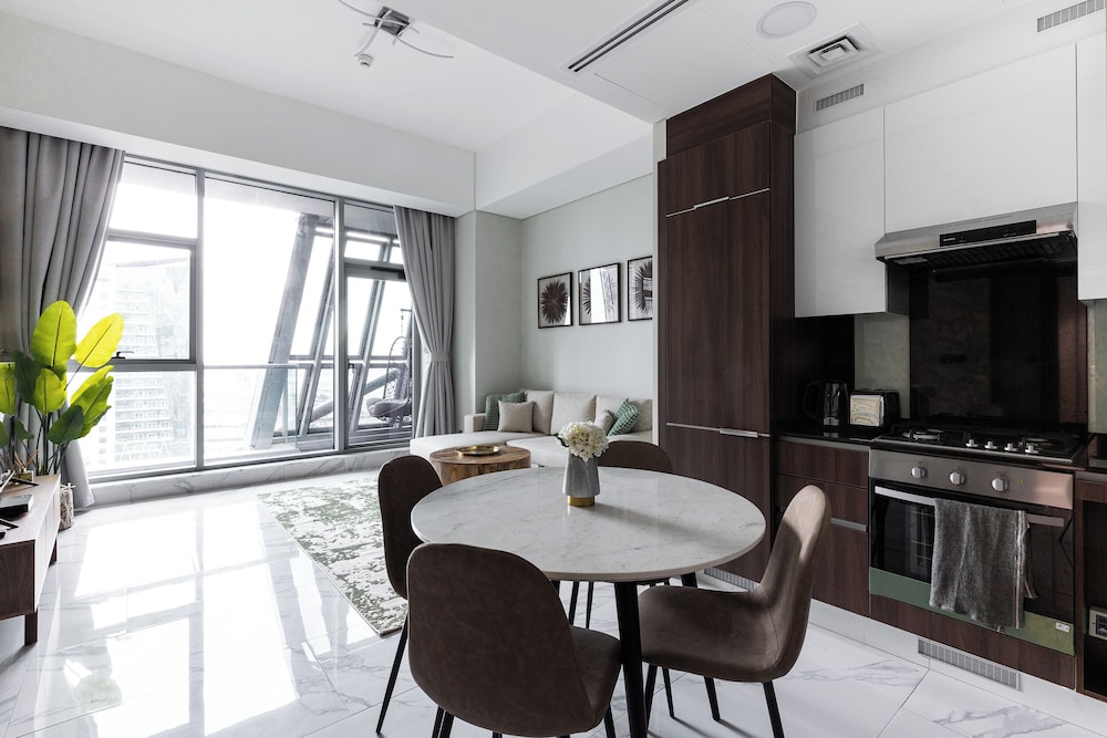 SIMPLY COMFORT Urban Chic Suites in J One Tower City & Canal Views