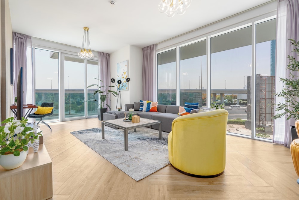 Whitesage - Super Spacious Apt with Dubai Garden Glow Views