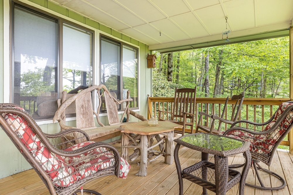 Ash Vale by Avantstay Spacious Deck w Views Ping Pong Table
