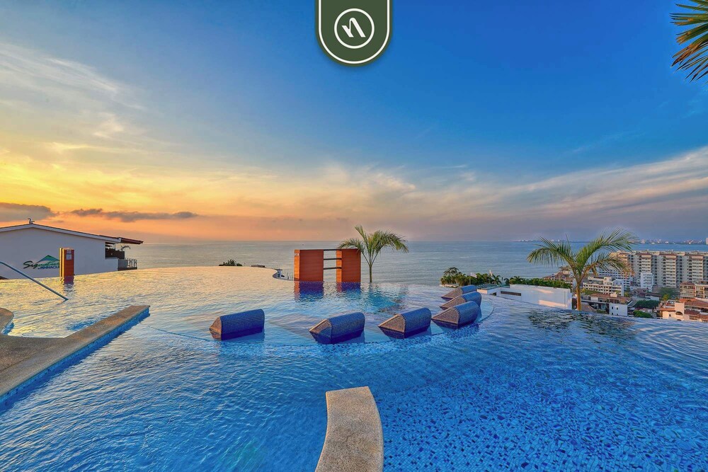 1 BR Condo - Amazing Sunsets From the Roof - Pool