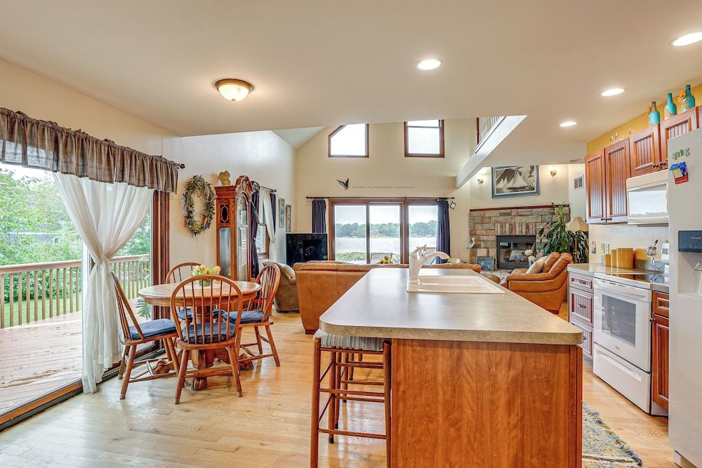 Garage Game Room, Bar: Coldwater Lake House!