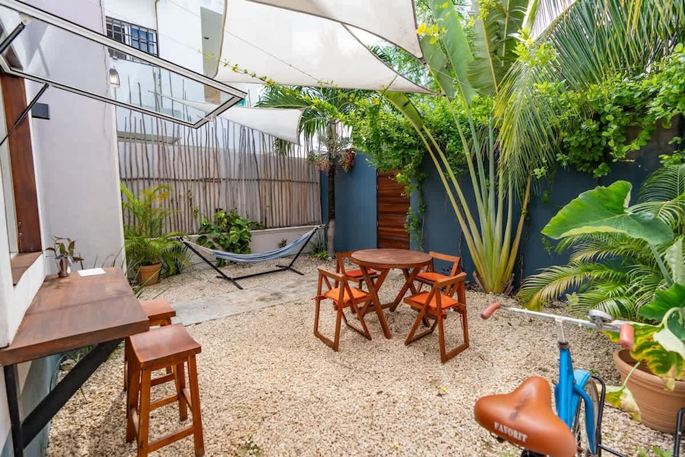 Tropical House With Private Pool in Downtown