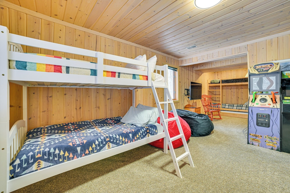 < 1 Mi to Nubs Nob Ski: Cabin w/ Sauna & Deck!