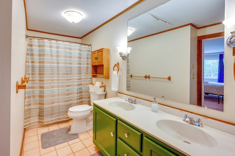Haverhill Mtn Retreat: Hike, Ski, Relax in Hot Tub