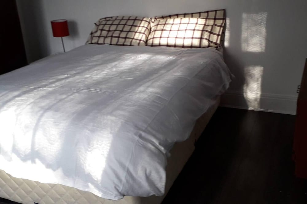 Homely 4-bed House in Manchester view 4