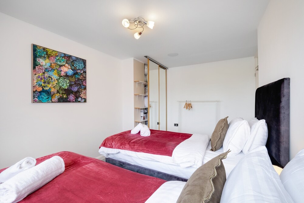 Elegant 5 Bed Home with Garden- Slough