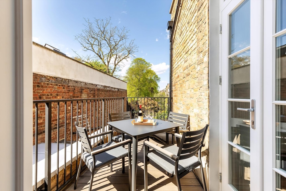 Bright & Elegant Chelsea Getaway: Private Balcony!