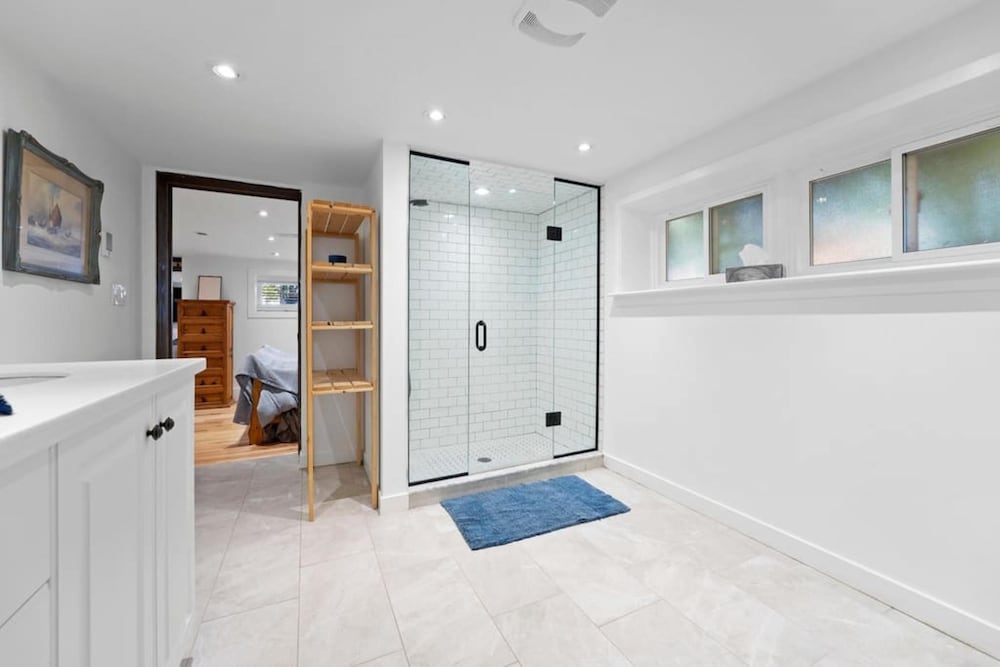 Luxurious Lower Level Apartment Closeto Downtown