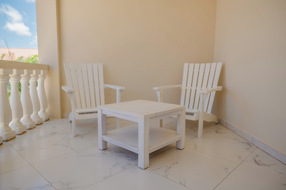 Spacious 4-bedroom Apartment 2 km From Eagle Beach - Dream Suites Aruba