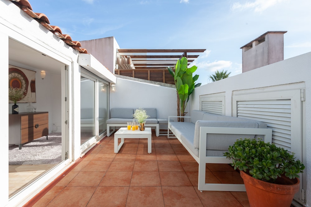 Liberty Penthouse Three-Bedroom Apartment - by LU Holidays