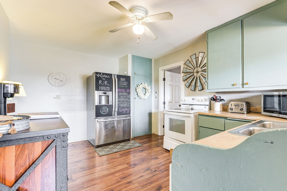 2 Mi to Landa Park: Farmhouse w/ Fire Pit!