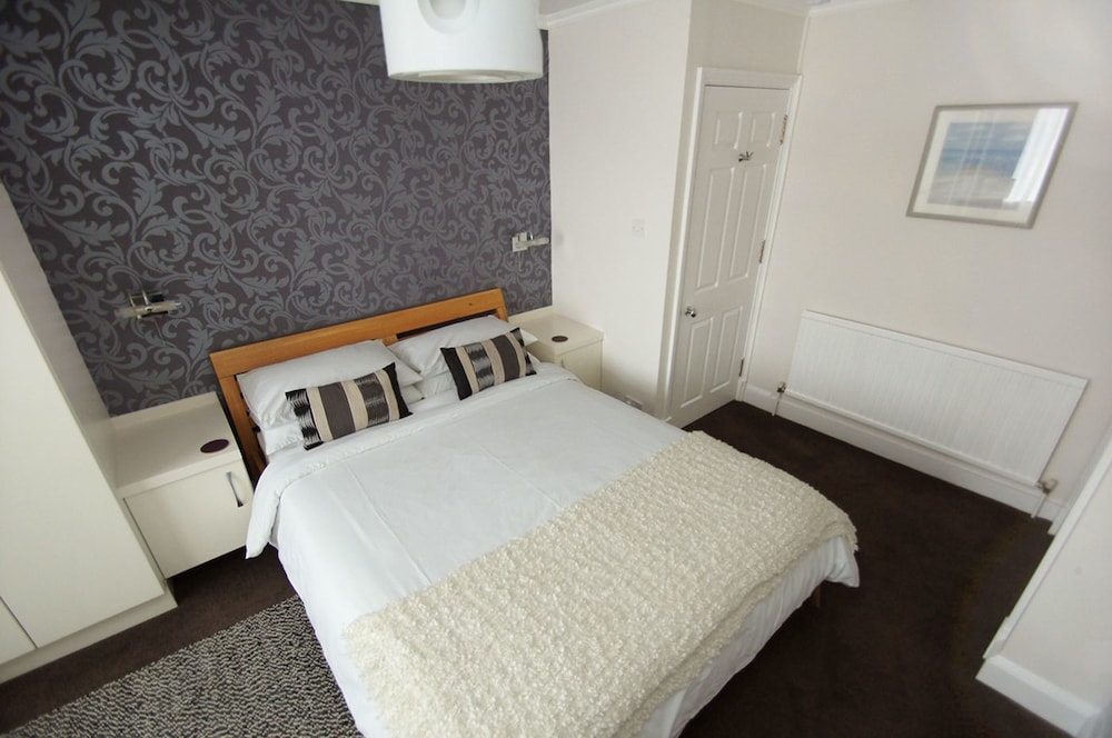 New Steine Apartment Sea View by Brighton Holiday Lets view 3