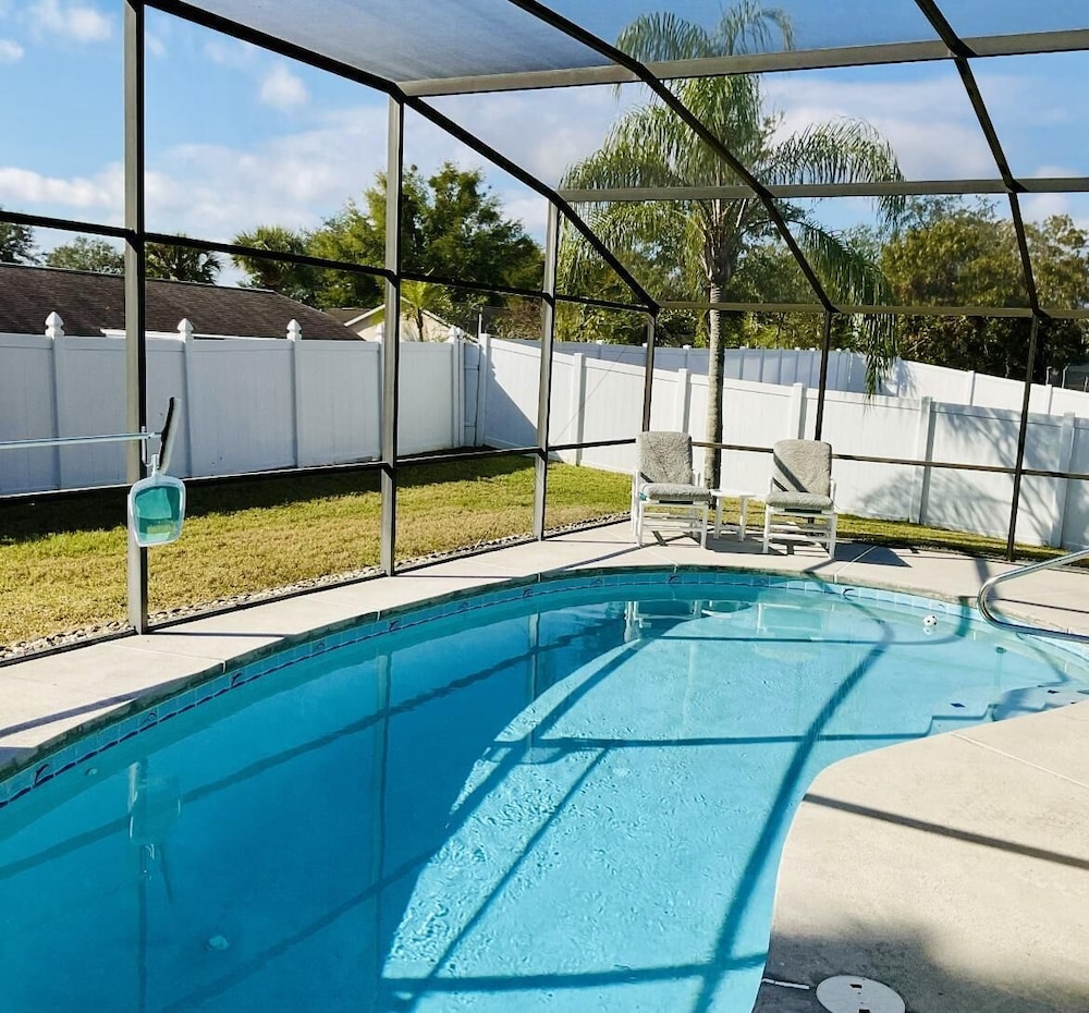Amazing 3/2 Vacation Home With Private Pool!!