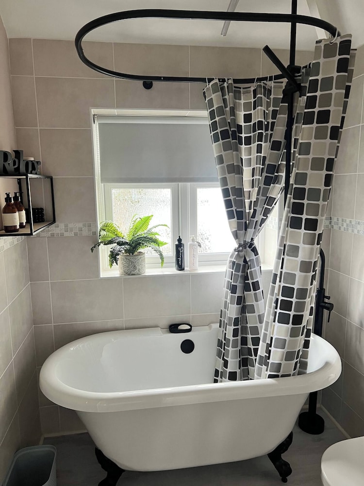 Staysolihull, Large Spacious Corner House,