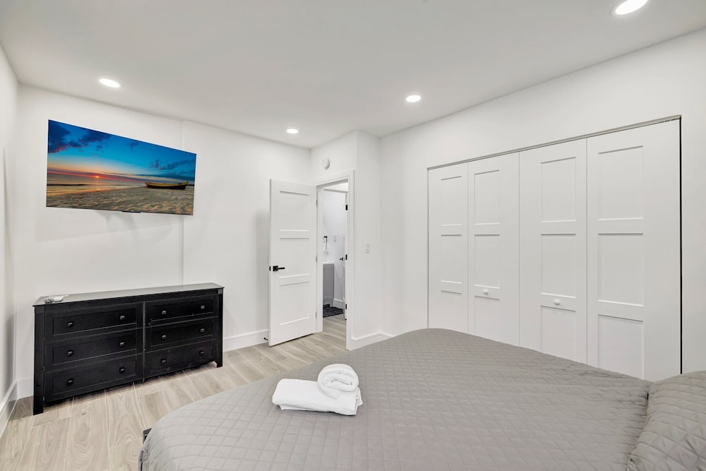 2BR 1BA off Las Olas Steps to Beach