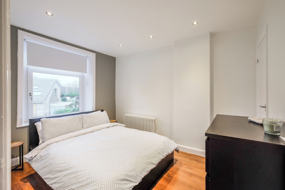 Sleek 2B/1B Retreat in Lindley, Huddersfield