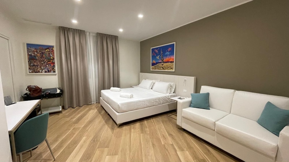 Maqueda Room & Suite