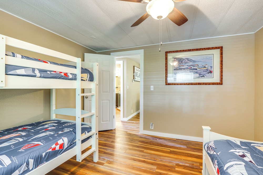 Lakefront Home w/ Hot Tub & Dock in Orlando!