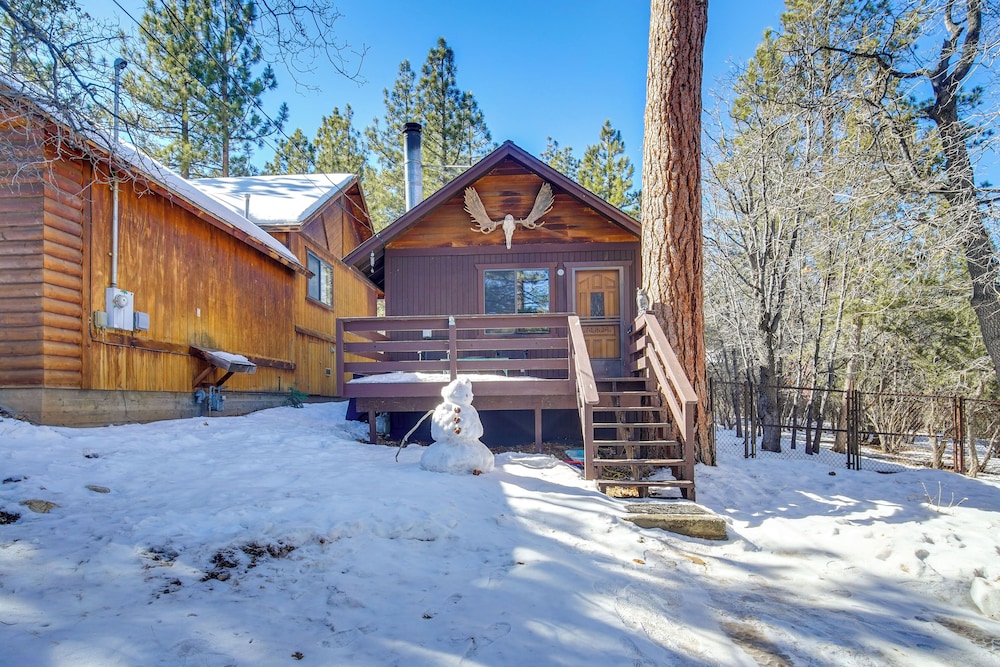 Sugarloaf Cabin w/ Arcade ~ 8 Mi to Big Bear Lake! view 5