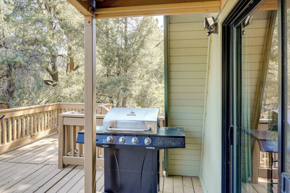Walk to Village: Cozy Cabin in Pine Mountain Club!