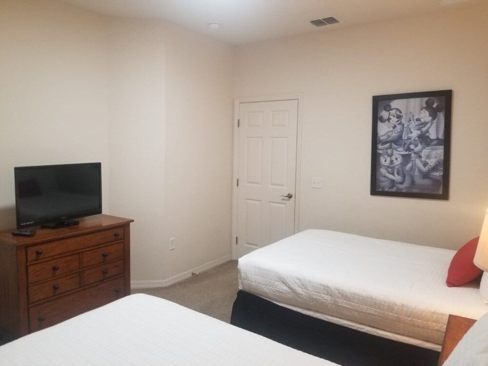 3 Bed 2 Bath Condo In Lucaya Village Near Disney 3 Bedroom Townhouse by RedAwning view 2