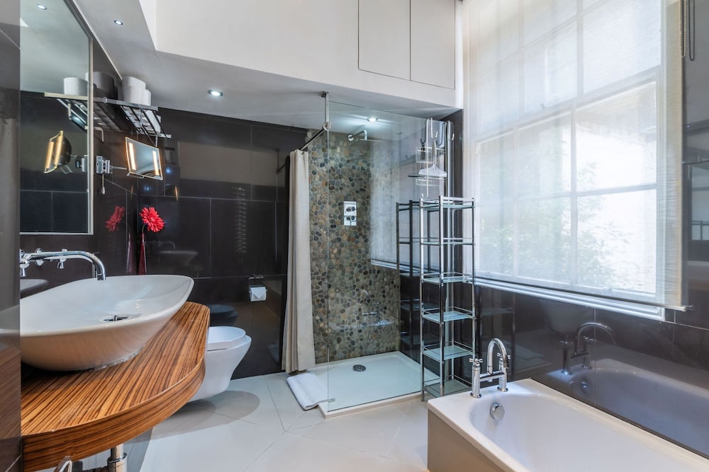 The Red Room Apartment - Fitzrovia - by Frankie Says