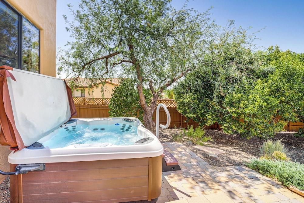 1/2 Mi to Airport Mesa! Hot Tub Haven w/ Mtn Views