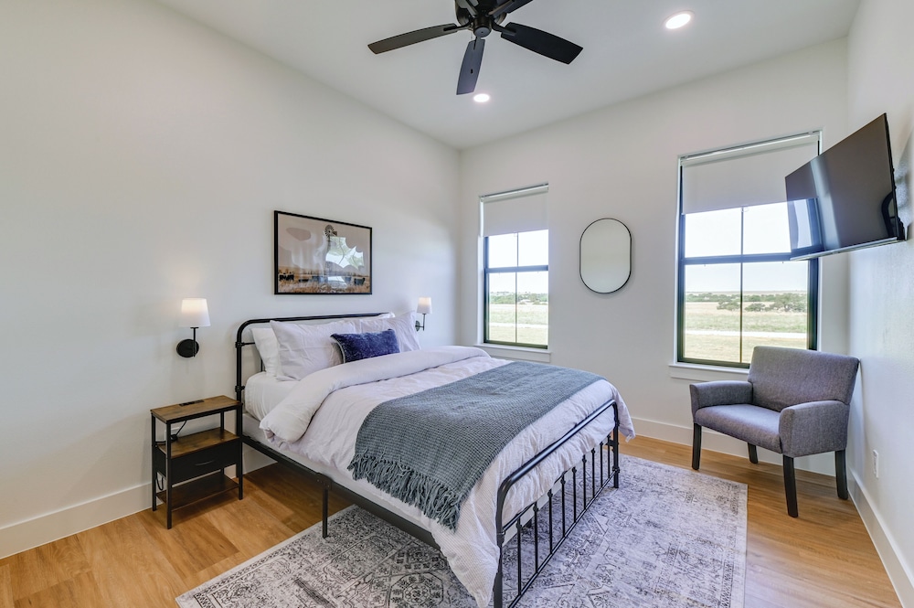 Rural Home w/ Hot Tub < 7 Mi to Winery & Golfing