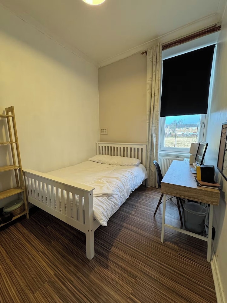 West-end 2 Bed Flat Entire Place w/ Free Parking