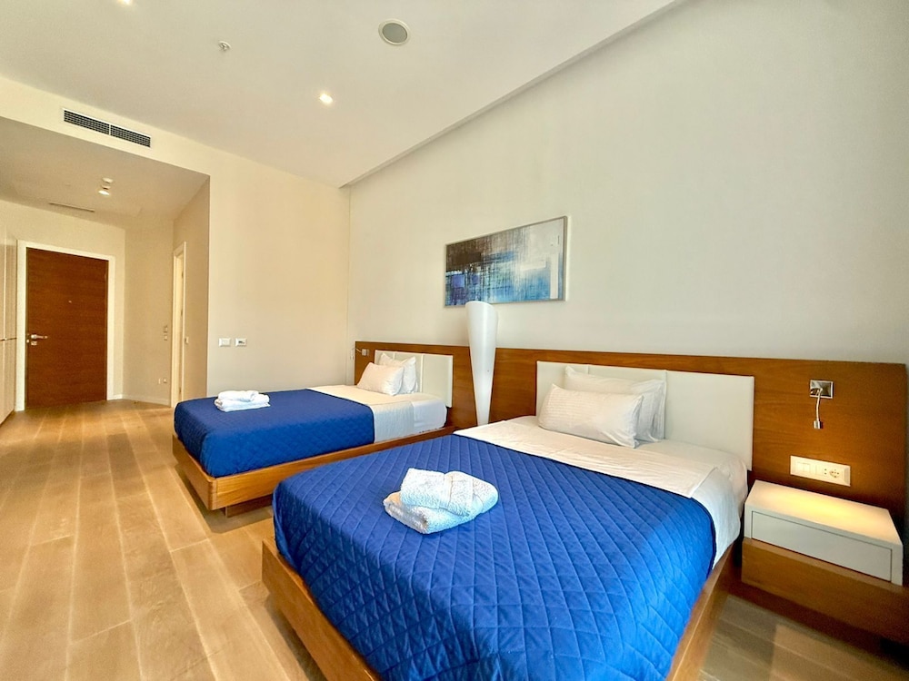 Condo Studio Plaza