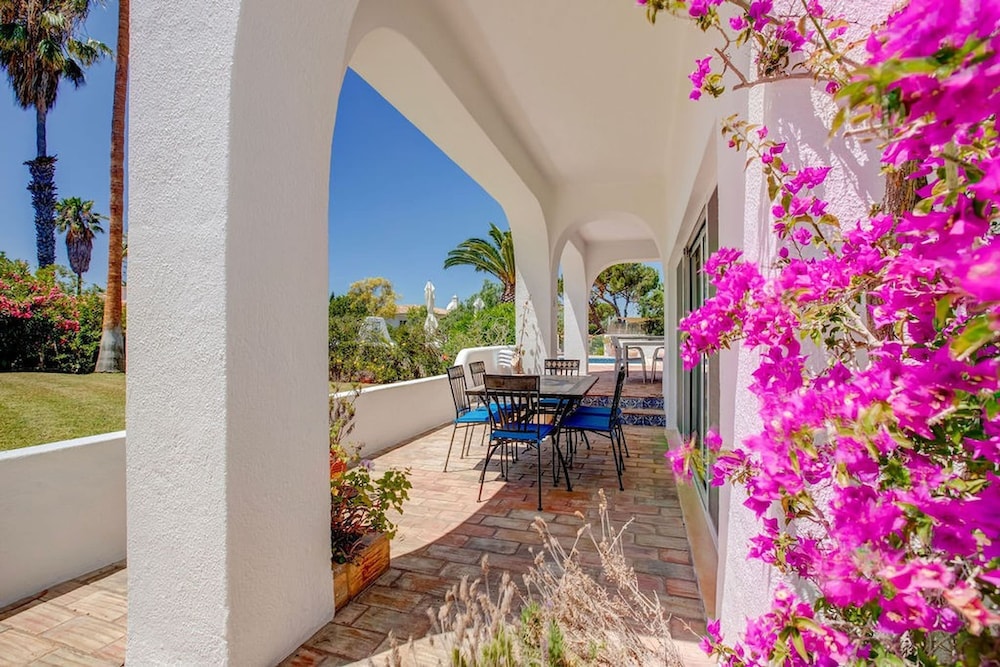 Casa Ninho Spacious 5 Bedroom Villa in an Enviab