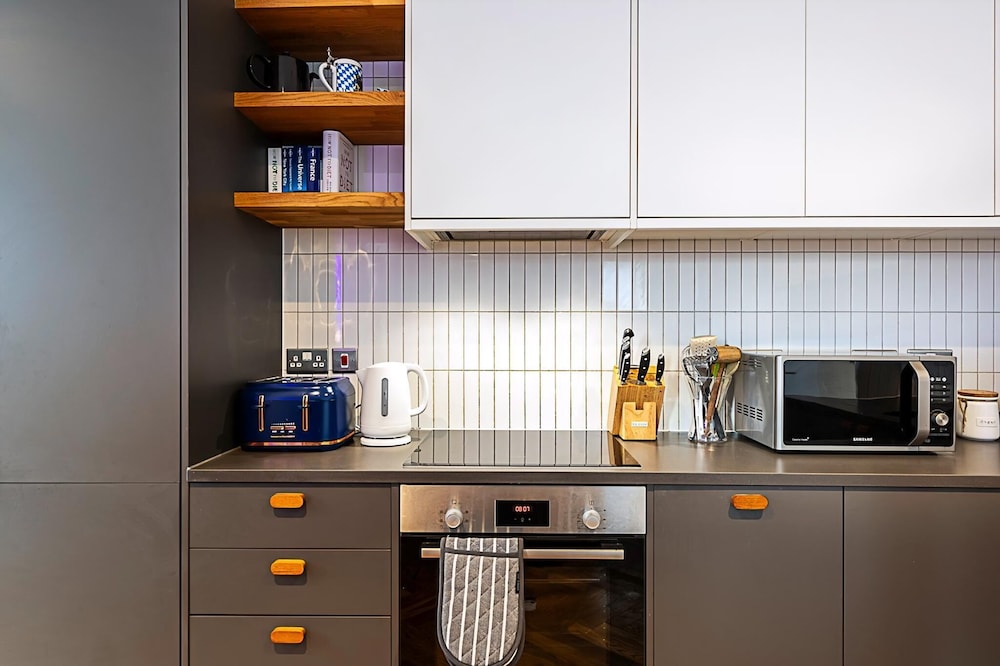 Chic Crystal Palace Flat with Balcony & Workspace