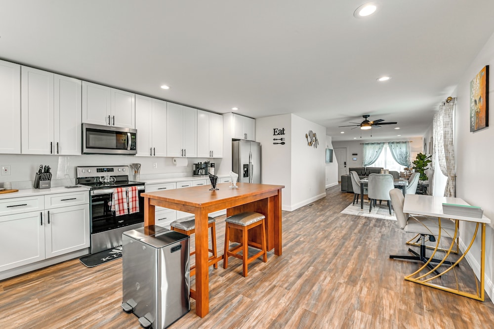 1 Mi to MGM Springfield: Cozy Winter Duplex!