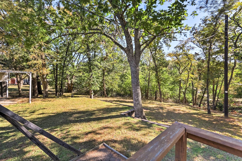 Charming Home w/ Deck & Yard - 1 Mi to Lake Texoma view 4