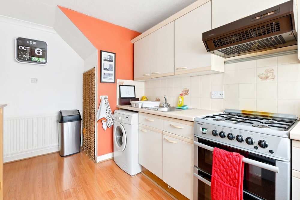 Spacious 2 Bedroom Apartment in Cricklewood
