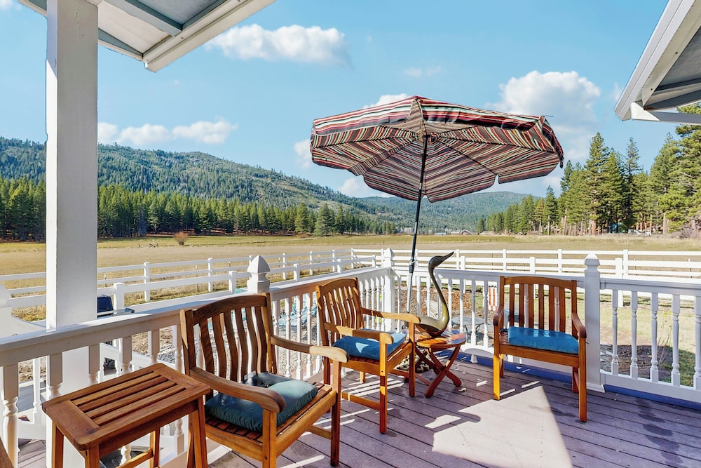 Unique 3br: Mountain Views, Hot Tub & Wood Stove