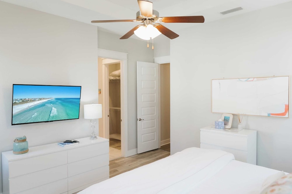 Arcade, Bar, Prominence Resort Pool and Gym Access, Close to Beach Sea Happy