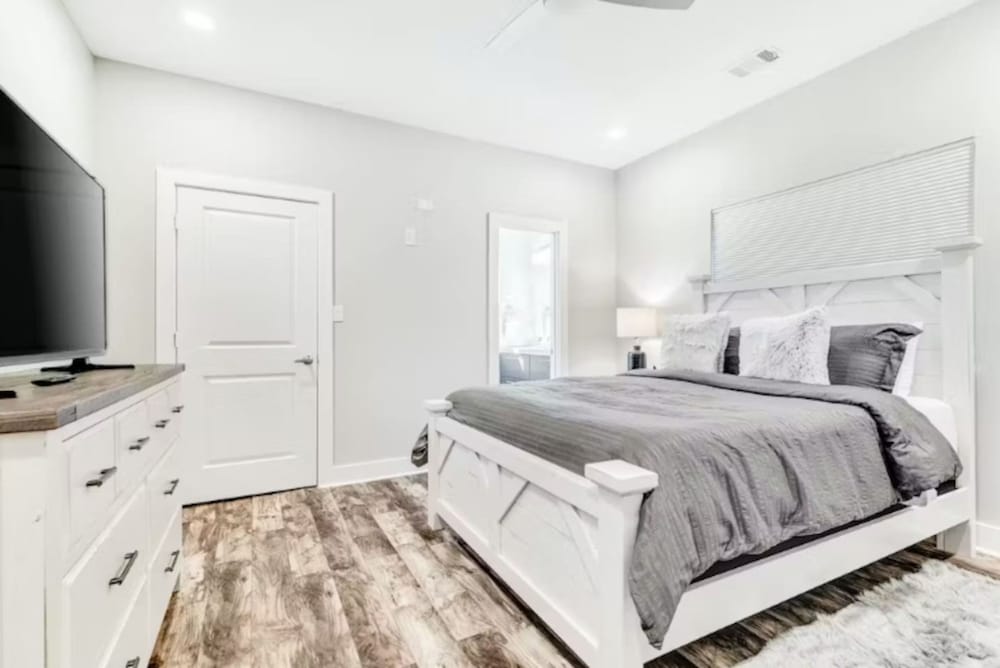 Stylish 3BR Townhome Near Downtown The Heights