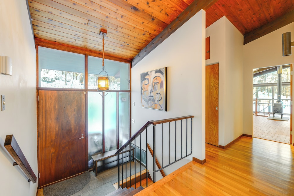 Trail Access On-site: Gorgeous MCM Deck House!