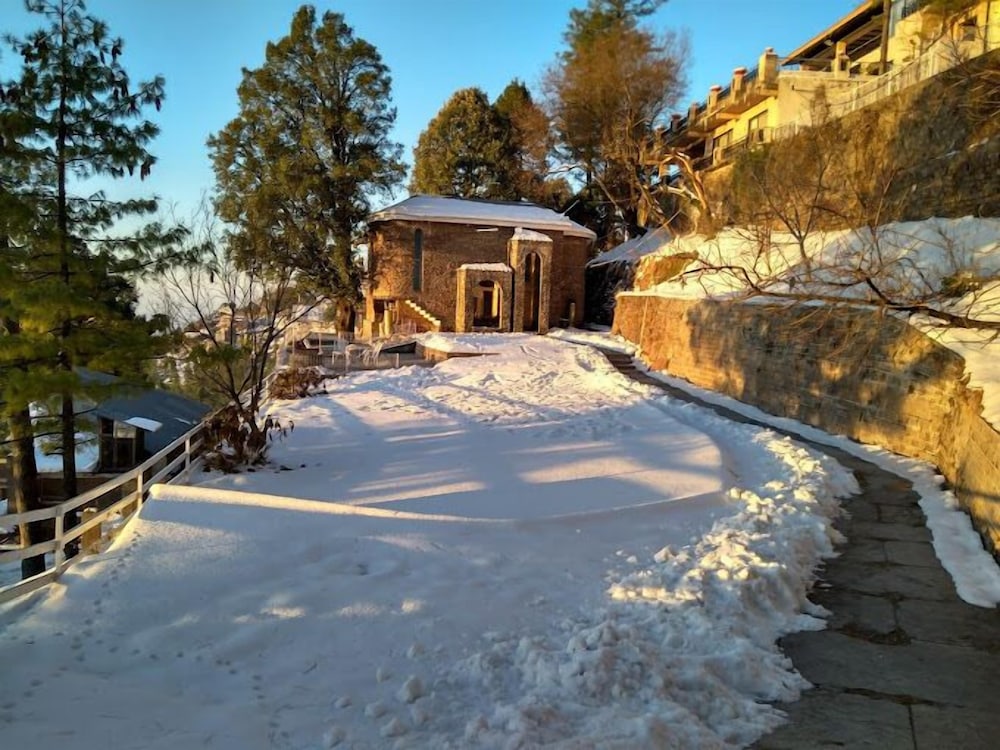 Ashiyana Guest House Murree view 5