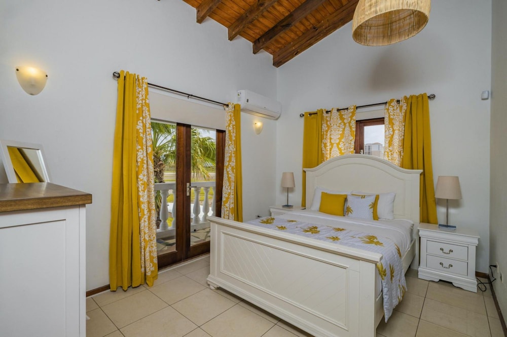 Villa Salina - 5BR w Pool Jacuzzi Sauna