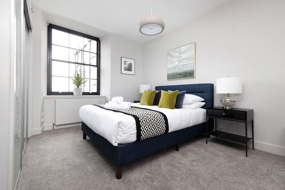 Stylish 2-bed flat in New Town