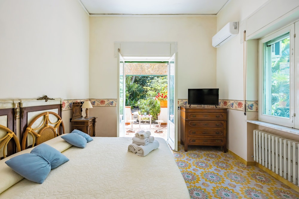 Villa Villari Terrace and Patio by Napoliapartments
