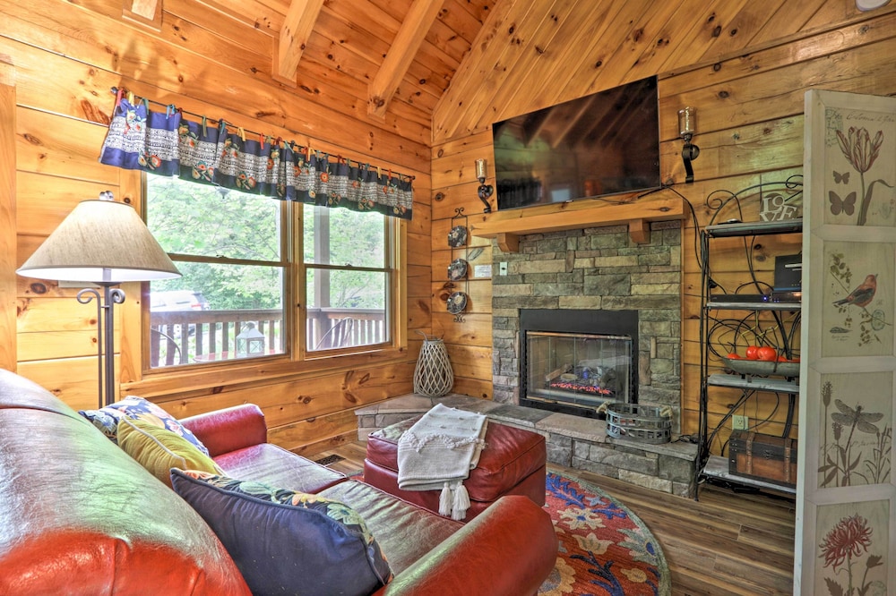Hot Tub: 'chance for Romance' Gatlinburg Cabin view 2