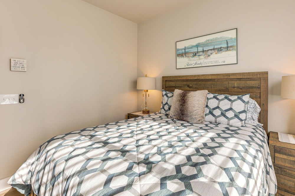 Walk to Light Rail! Townhome 9 Mi to Dtwn Denver
