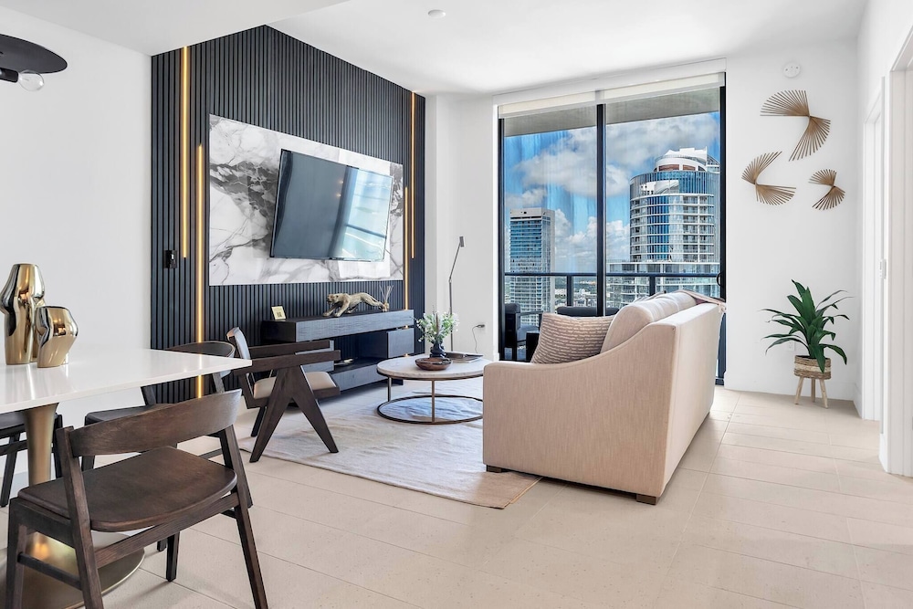 Luxury 1BR Penthouse, Bay & City Views Downtown