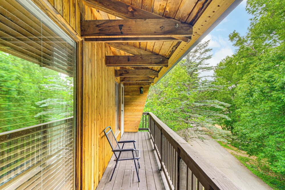 Canal Across Street: Family Cabin in Breezy Point!