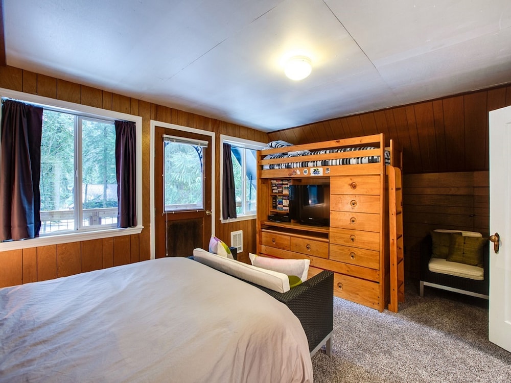 49SL - Hot Tub - WiFi - Fireplace - Sleeps 10 view 2