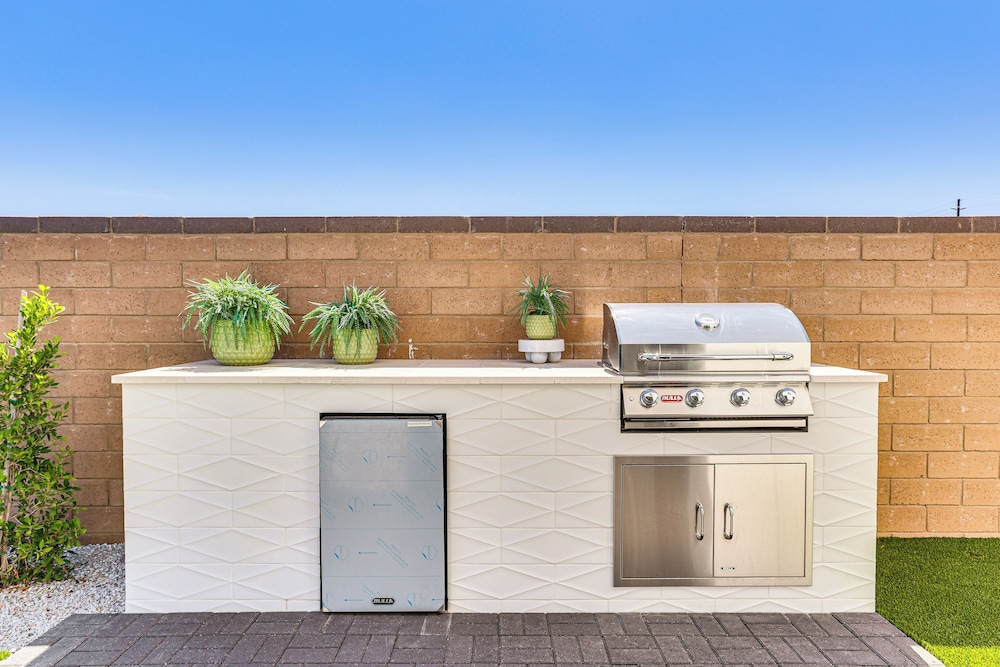 Near Golf - Gem w/ Funished Patio in Chandler!