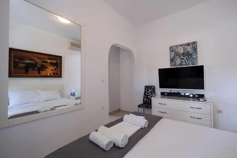 ADELPHI APARTMENTS